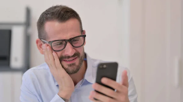 Portret van de Middeleeuwen Man met verlies op Smartphone — Stockfoto