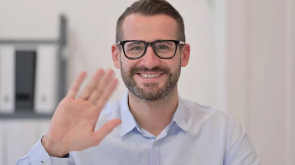 Portret van de man van middelbare leeftijd zwaaiend naar de camera — Stockfoto