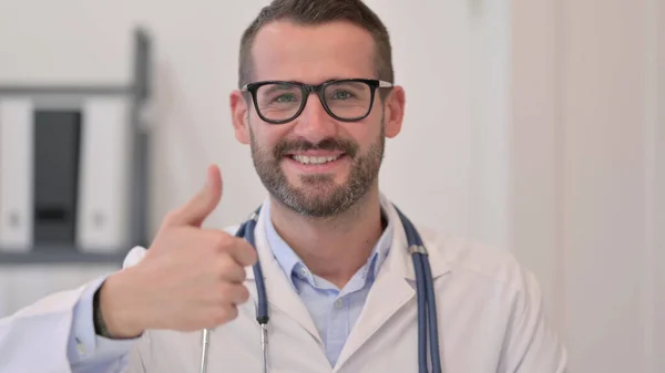 Retrato de Médico de Idade Média mostrando Thumbs Up Sign — Fotografia de Stock