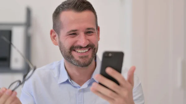 Portrait de l'homme du Moyen Âge excité par le succès sur Smartphone — Photo