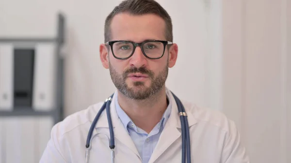 Porträtt av medelålders läkare talar på videosamtal — Stockfoto