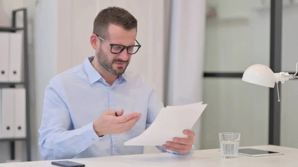 Homme du Moyen Âge déçu par la perte de documents — Photo