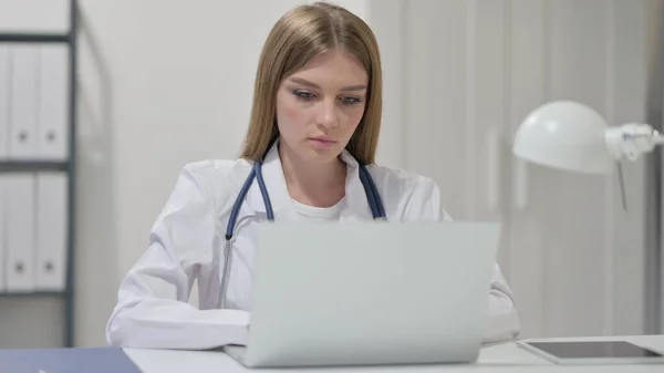 Kvinnlig doktor som arbetar på laptop på kliniken — Stockfoto