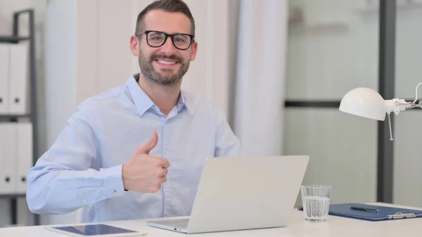 Moyen Age homme avec ordinateur portable souriant à la caméra — Photo