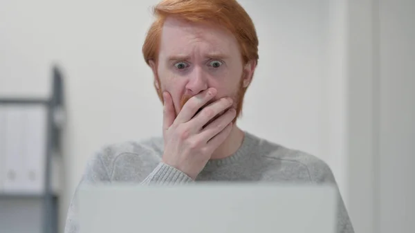 Beard Redhead Man having Loss while using Laptop — Stock Photo, Image