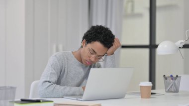 Dizüstü bilgisayarlı Afrikalı Kadın İşyerinde Şekerleme Yapıyor 