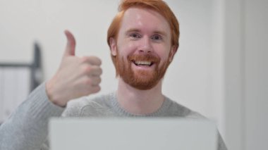 Dizüstü bilgisayarlı Kızıl Sakallı Adam 'dan tebrikler. 