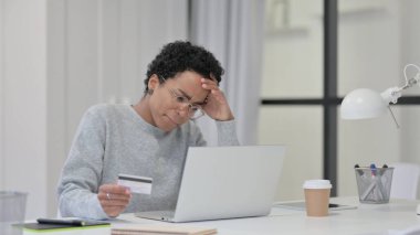 Çevrimiçi Ödeme Hatası Dizüstü Bilgisayarda Afrikalı Kadın ÜzgünName