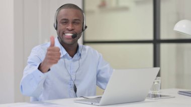 Çağrı Merkezi 'nden Başparmaklarını İşyerinde Kulaklık Giyen Afrikalı Adam