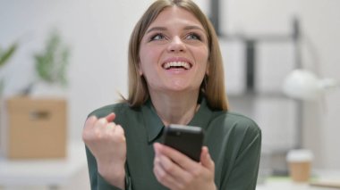 Online Online 'ı Kutlayan Genç Kadın Akıllı Telefon' da kazandı