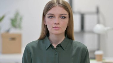 Genç Kadın Kameraya Bakıyor 