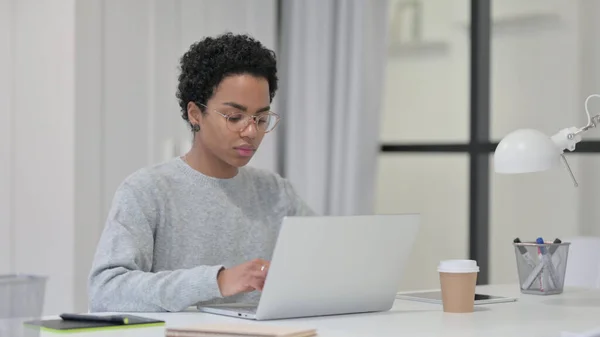 Donna africana che lavora sul computer portatile in ufficio — Foto Stock