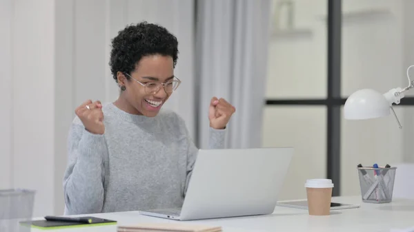 Framgångsrik afrikansk kvinna firar på laptop — Stockfoto