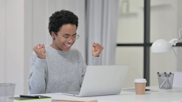 Erfolgreiche Afrikanerin feiert am Laptop — Stockfoto