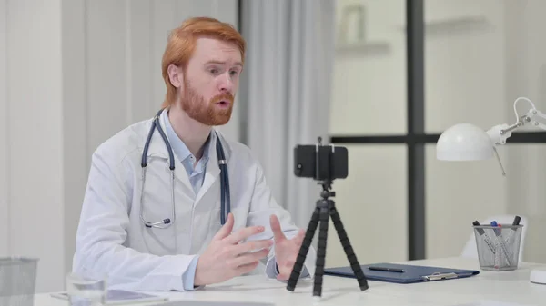 Roodharige mannelijke arts opnemen video op camera — Stockfoto