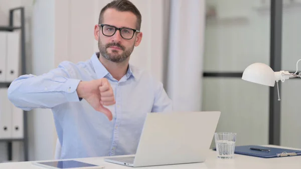 Tummen upp Sign by Middle Aged Man with Laptop — Stockfoto