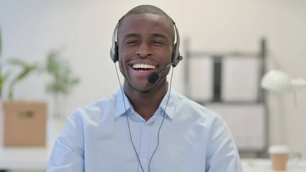 Portret uśmiechniętego Afrykanina noszącego słuchawki, Call Center — Zdjęcie stockowe