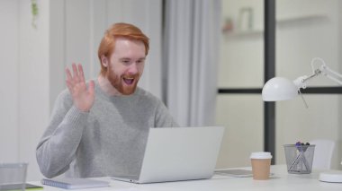 Kızıl Sakallı Adam Laptop 'ta Video Sohbetinde Konuşuyor 