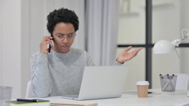 Laptop 'u olan Afrikalı Kadın Akıllı Telefonla Öfkeli 