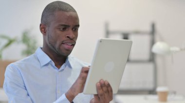 Afrikalı Adam Tablet Kullanıyor, İnternet Taranıyor