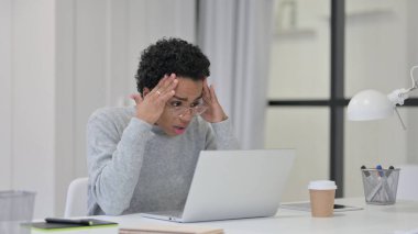 Laptop kullanırken kaybolan Afrikalı Kadın 