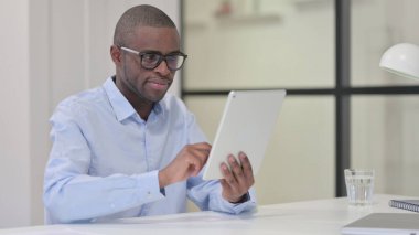 İş yerinde Tablet kullanan Afrikalı Adam 