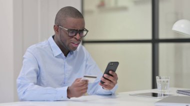 Çevrimiçi Alışveriş Hatasından Afrikalı Adam Üzgündü 