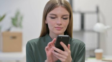 Smartphone kullanan genç kadın, İnternet taraması