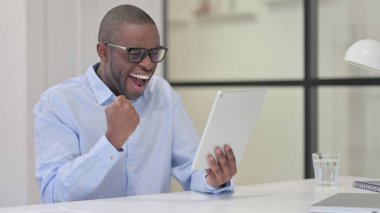 Tablette Kutlama Yapan Başarılı Afrikalı Adam 