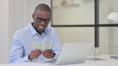Afrikalı Adam Dolar Sayıyor
