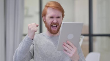 Tablet 'te Başarılı Sakal Kırmızısı Adam Kutluyor