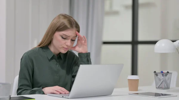 Jovem mulher com laptop com perda, falha — Fotografia de Stock