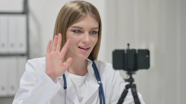 Kvinnlig doktor gör videoföredrag på smartphone — Stockfoto