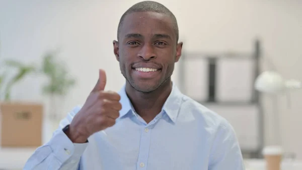 Porträtt av afrikansk man visar tummen upp i Office — Stockfoto