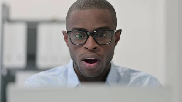 Närbild av African Man känsla chockad när du använder laptop — Stockfoto