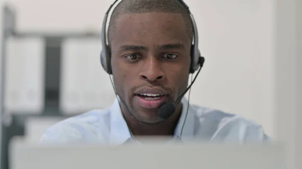 Call Center African Man rozmowy z klientem, zbliżenie — Zdjęcie stockowe