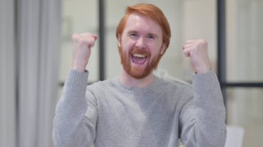 Heyecanlı Genç Sakallı Kızıl Adam Kutlama