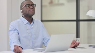 Afrikalı Adam İş yerinde Meditasyon, Müzik Dinliyor 