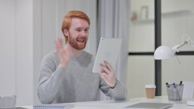 Genç Kızıl Adam 'dan Tablet' te Video Sohbeti