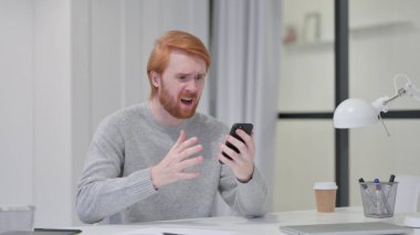 Kızıl Sakallı Adam Smartphone kullanırken Kayıplara Tepki Veriyor 