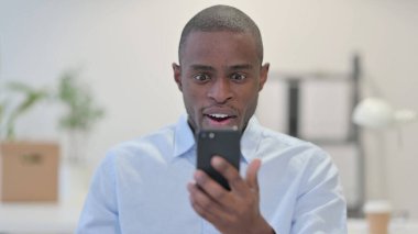 Akıllı Telefondaki Başarı Afrikalı Adamı Şaşırttı