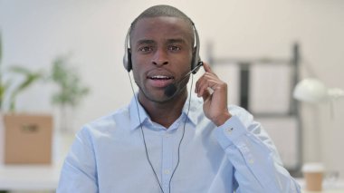 Çağrı Merkezi 'nde kulaklıkla konuşan Afrikalı adamın portresi