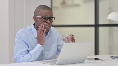 Afrikalı Adam su içerken diş ağrısı çekiyor