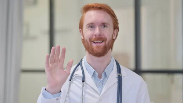 Ruiva Médico Masculino Falando em Video Chat — Fotografia de Stock