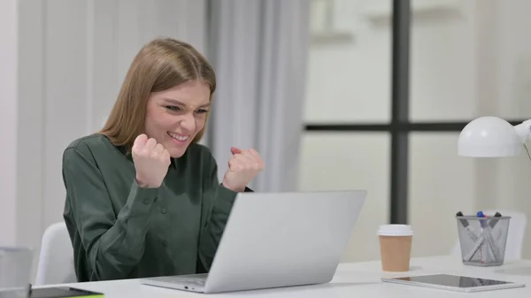 Joven mujer exitosa celebrando en el ordenador portátil —  Fotos de Stock