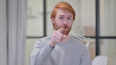 Genç Sakallı Kızıl Adam Gösterip Davet Ediyor