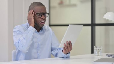 Hayal kırıklığına uğramış Afrikalı Adam Tablet 'te Kayıp 