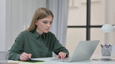 Laptop ve Tablet kullanan Genç Grafik Tasarımcı 