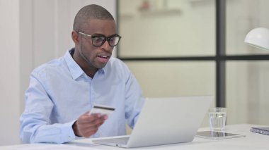 Laptop 'ta Afrikalı Adam' dan Başarılı İnternet Alışverişi 