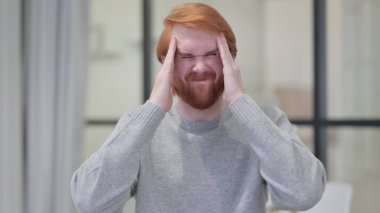 Genç Sakallı Kızıl Adam 'ın başı ağrıyor.